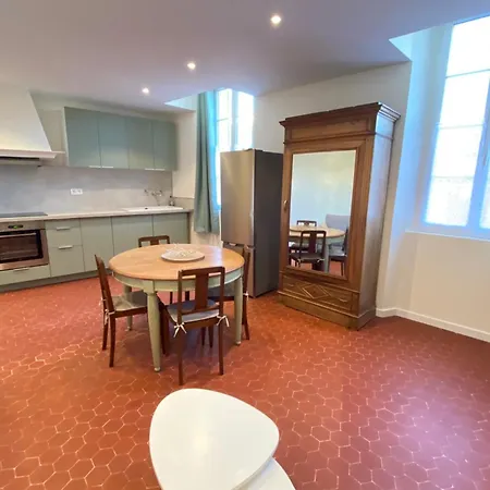 06cf Beautiful Renovated In Old Apartment