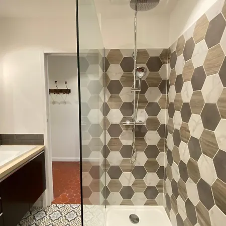 06cf Beautiful Renovated In Old Apartment *