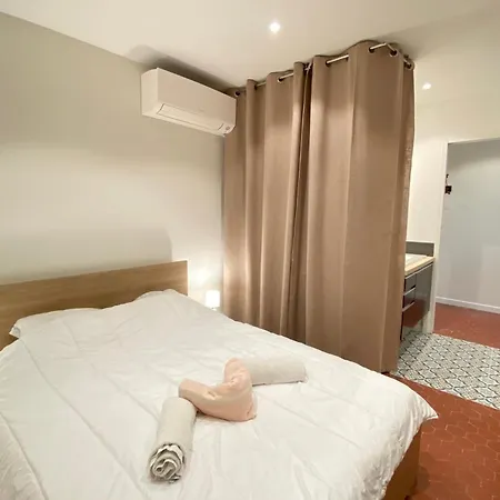 06cf Beautiful Renovated In Old Apartment *