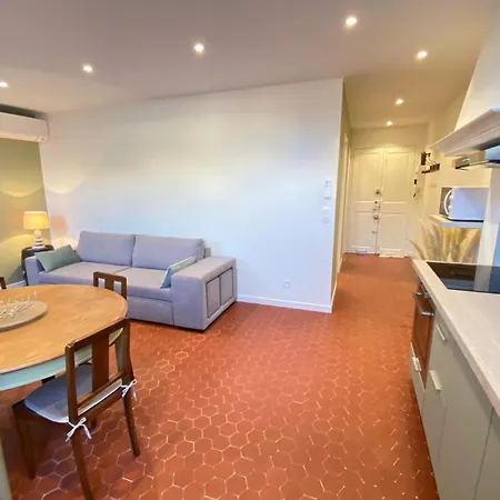 06cf Beautiful Renovated In Old Apartment