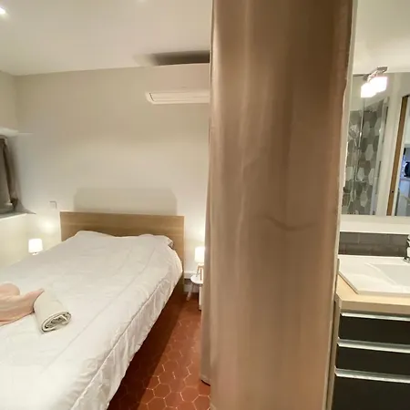 06cf Beautiful Renovated In Old Apartment